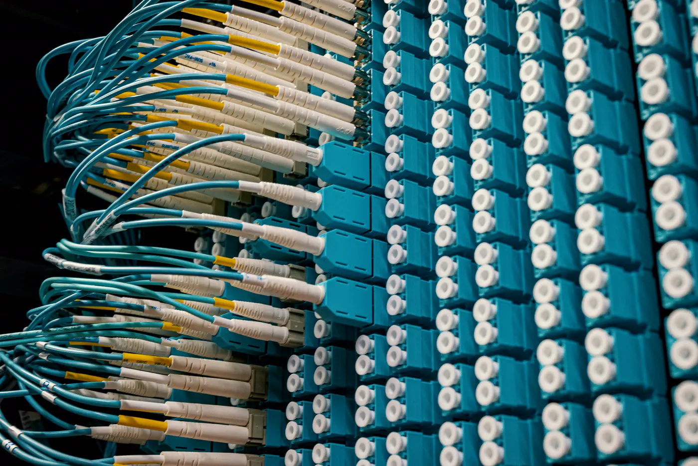 Cableado de fibra óptica ordenado en panel de conexión