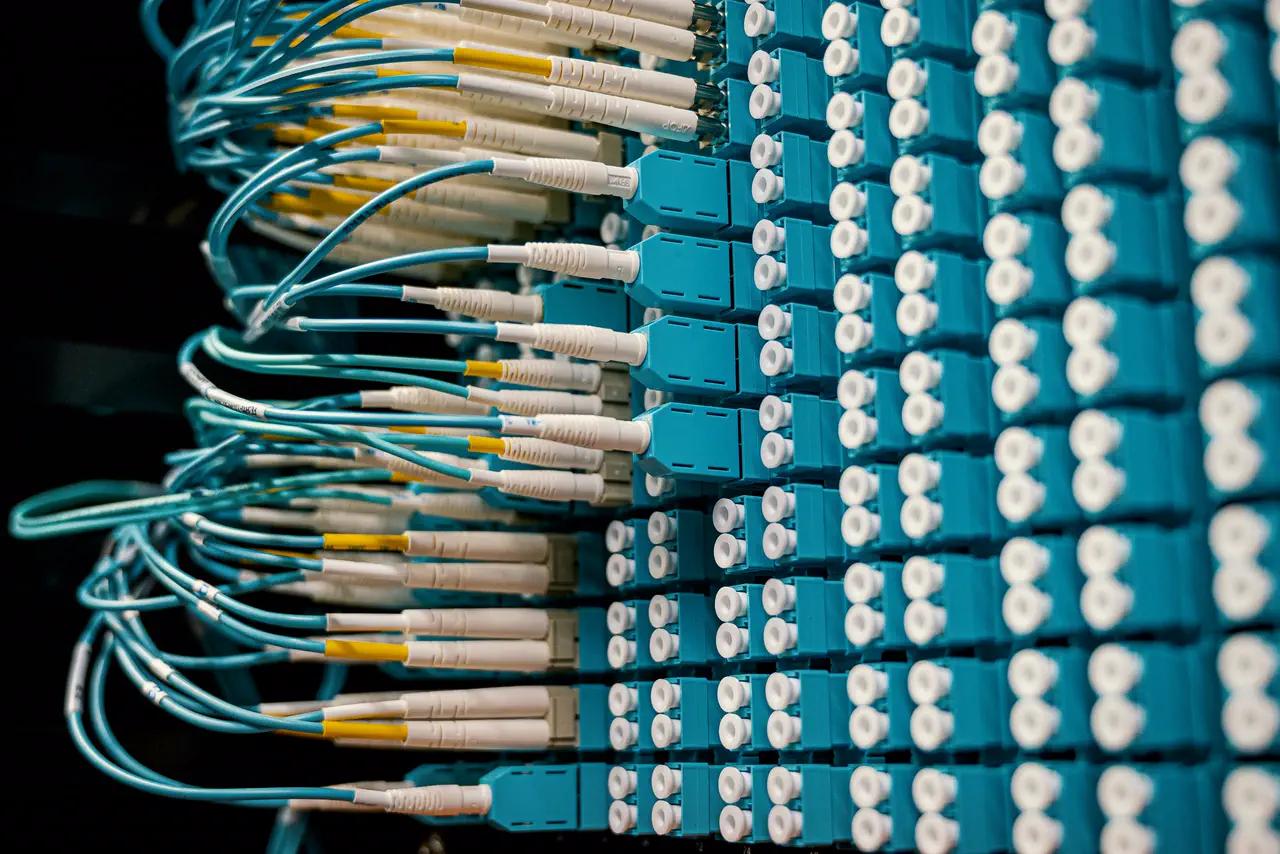 Fibra óptica instalada en bandeja
