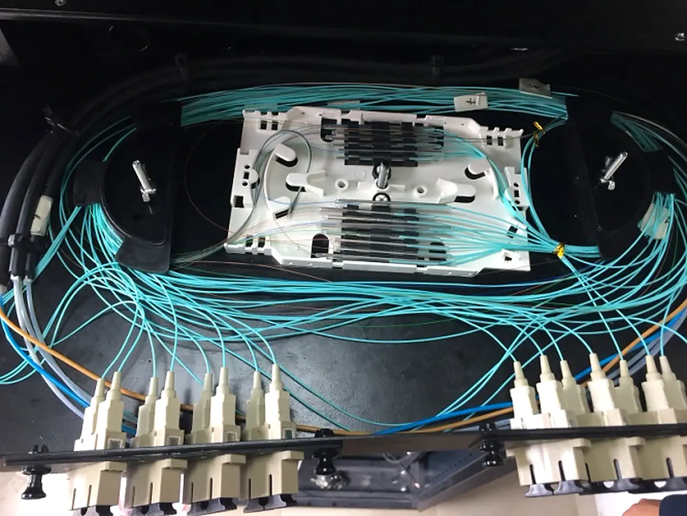 Infraestructura de fibra óptica organizada en rack